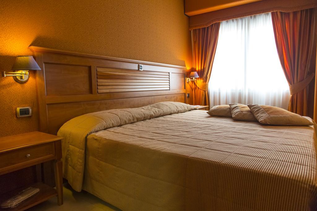Hotel Futura Centro Congressi Napels Buitenkant foto