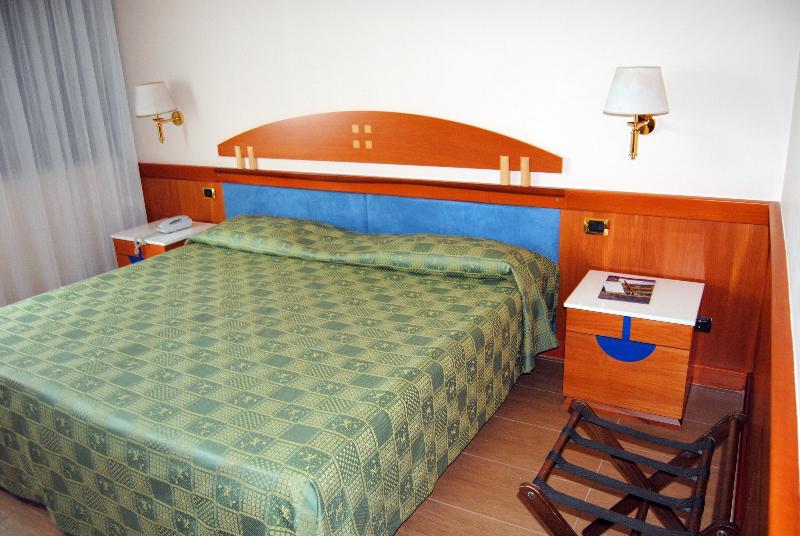 Hotel Futura Centro Congressi Napels Buitenkant foto