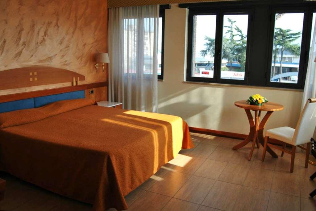 Hotel Futura Centro Congressi Napels Kamer foto